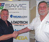 Hennie Prinsloo (right) thanks Mark Calvert after the presentation.